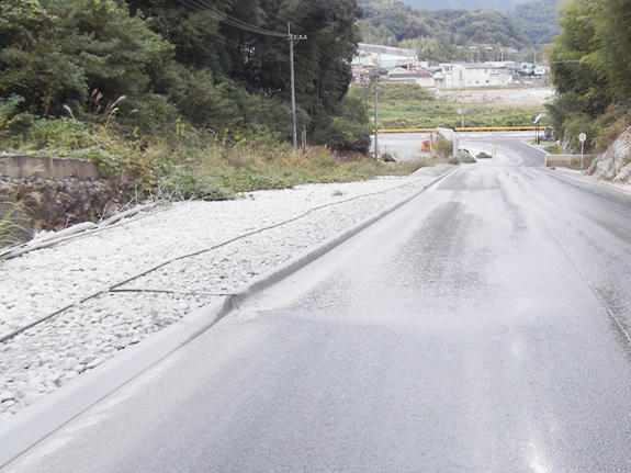 写真：鉱山道路の散水