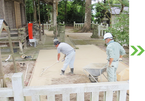 写真：敷き均し・転圧